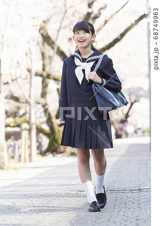 桜と女子中学生 68749963
