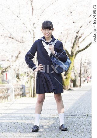 桜と女子中学生 68749971