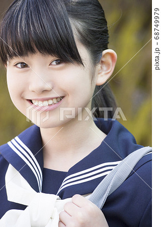 笑顔の女子中学生の写真素材