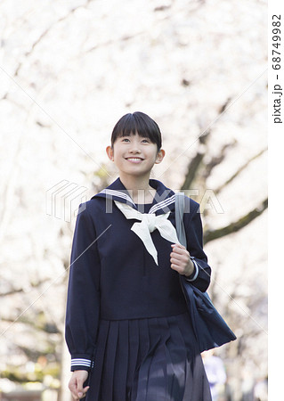 桜と女子中学生 68749982