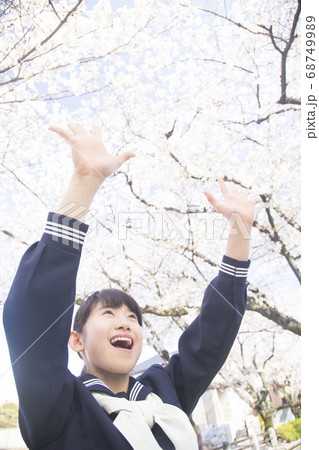 桜と女子中学生 68749989