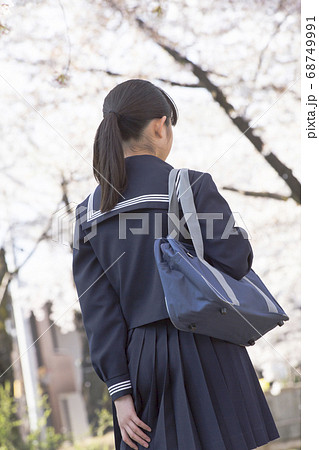 桜と女子中学生 桜と女子中学生 68749991