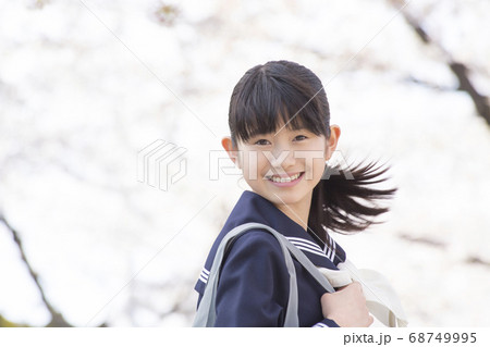 桜と女子中学生 桜と女子中学生 68749995
