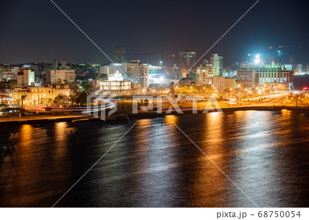 キューバ　カバーニャ要塞から見たハバナの街並の夜景 68750054