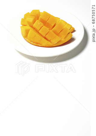 お皿に置いてあるダイスカットされた南国フルーツのマンゴー お皿に置いてあるダイスカットされた南国フルーツのマンゴー 68750571