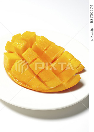 お皿に置いてあるダイスカットされた南国フルーツのマンゴー お皿に置いてあるダイスカットされた南国フルーツのマンゴー 68750574