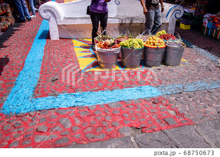 メキシコ プエブラの道路で果物や芋の甘煮を売る人 メキシコ プエブラの道路で果物や芋の甘煮を売る人 68750673