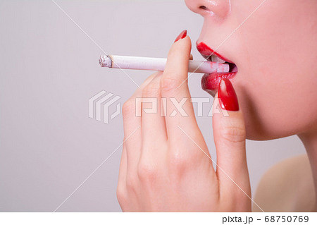 タバコを吸う若い女性の写真素材