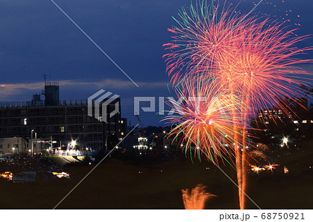 夏の夜空を染める 68750921