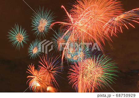 夏の夜空を染める 68750929