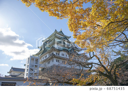 紅葉の名古屋城の写真素材