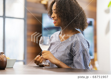ワイングラスを手に笑顔で談笑する若い女性 ワイングラスを手に笑顔で談笑する若い女性 68751907