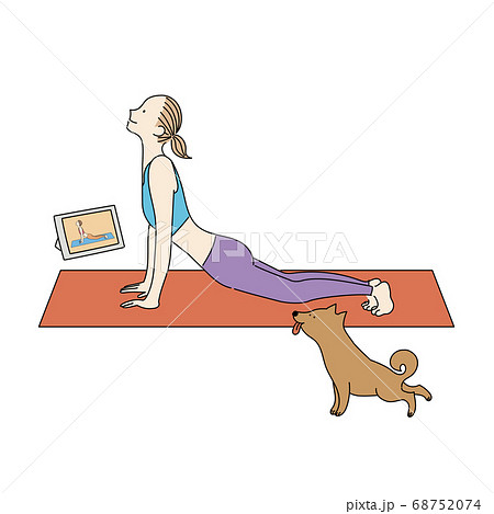 オンラインでヨガのレッスンを受ける女性とその愛犬 68752074