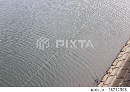 波が立った川の水面とコンクリートブロック 坂川 の写真素材