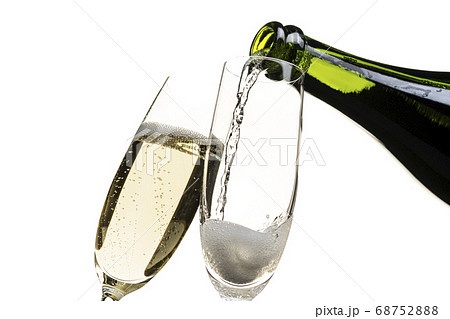 シャンパングラスにシャンパン 白バックの写真素材