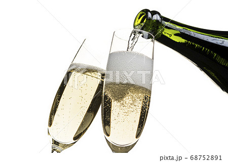 シャンパングラスにシャンパン 白バック 68752891