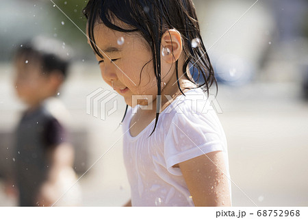 広場の噴水で水遊びする子供 68752968