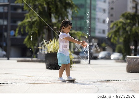 広場の噴水で水遊びする子供 広場の噴水で水遊びする子供 68752970
