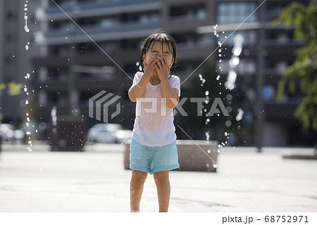 広場の噴水で水遊びする子供 広場の噴水で水遊びする子供 68752971