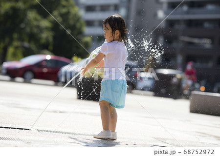 広場の噴水で水遊びする子供 68752972