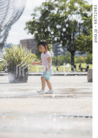 広場の噴水で水遊びする子供 広場の噴水で水遊びする子供 68752983