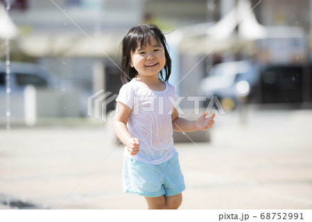 広場の噴水で水遊びする子供 68752991
