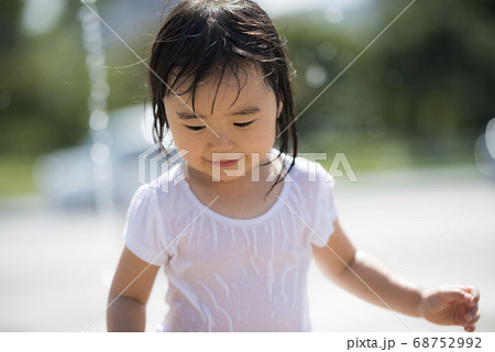 広場の噴水で水遊びする子供 68752992