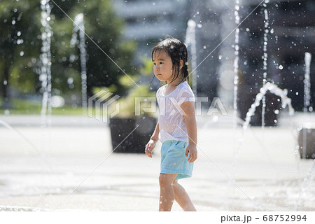 広場の噴水で水遊びする子供 広場の噴水で水遊びする子供 68752994