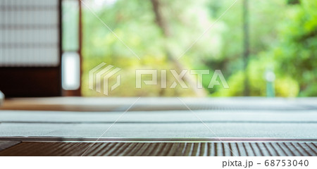 【和風素材】和室にて畳のアップと庭の風景のボケ 68753040