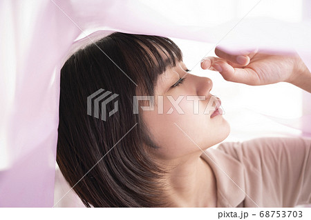女性のポートレート 68753703