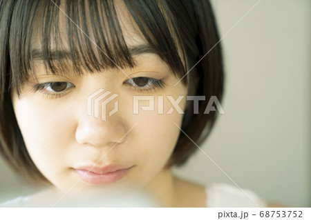 女性のポートレート 68753752