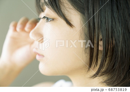 泣く女性 68753819