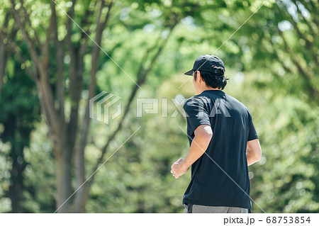 ランニングする男性 68753854