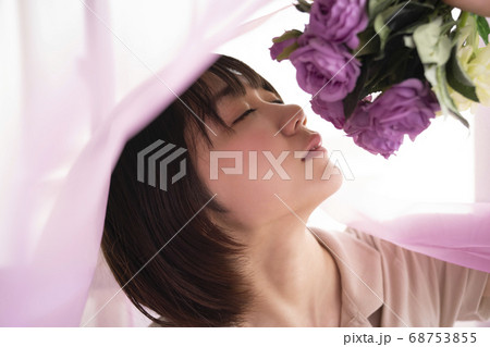 花と女性のポートレート 68753855