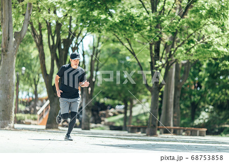 ランニング・有酸素運動する男性 ランニング・有酸素運動する男性 68753858