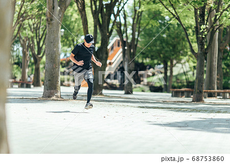 ランニングする男性 ランニングする男性 68753860