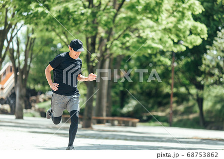 ランニングする男性 68753862