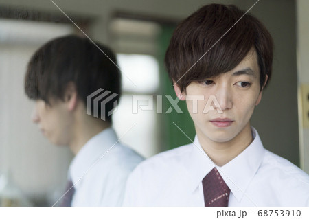 悩む男性 鏡に映る 悩む男性 鏡に映る 68753910