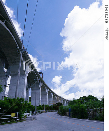青い空と高速道路 青い空と高速道路 68753941