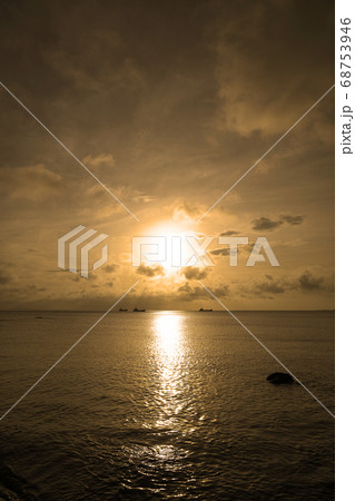 夕焼けと光る海(沖縄) 夕焼けと光る海(沖縄) 68753946