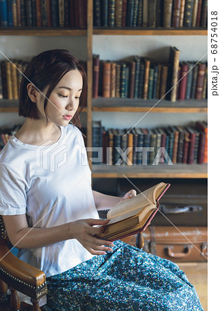 読書イメージ　本を読む女性 68754018