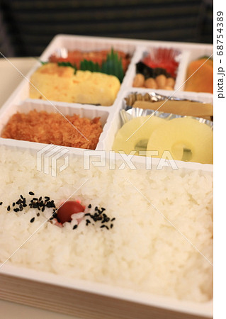 新幹線内で食べる新潟の駅弁、鮭の焼き漬け弁当 新幹線内で食べる新潟の駅弁、鮭の焼き漬け弁当 68754389