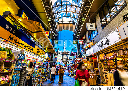日本の東京都市景観 東京・浅草の新仲見世から東京スカイツリーなどを望む 68754619