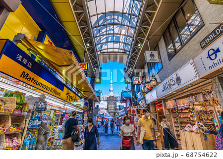 日本の東京都市景観 東京・浅草の新仲見世から東京スカイツリーなどを望む 68754622