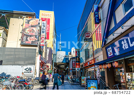 日本の東京都市景観 東京・浅草の新仲見世や東京スカイツリーなどを望む 日本の東京都市景観 東京・浅草の新仲見世や東京スカイツリーなどを望む 68754722