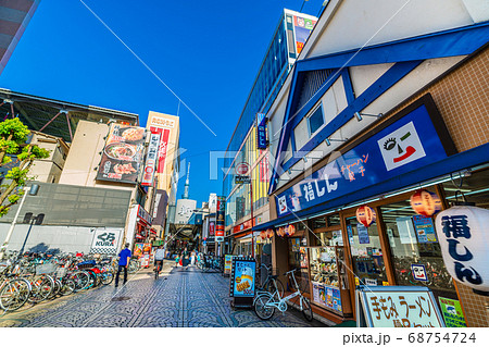 日本の東京都市景観 東京・浅草の新仲見世や東京スカイツリーなどを望む 日本の東京都市景観 東京・浅草の新仲見世や東京スカイツリーなどを望む 68754724