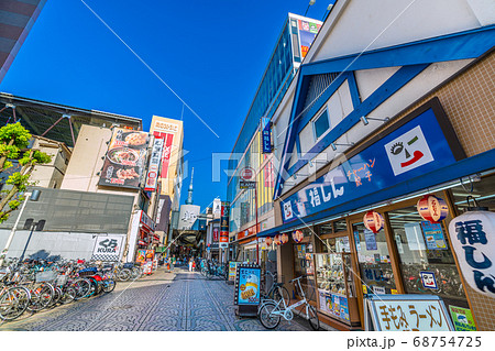 日本の東京都市景観 東京・浅草の新仲見世や東京スカイツリーなどを望む 日本の東京都市景観 東京・浅草の新仲見世や東京スカイツリーなどを望む 68754725