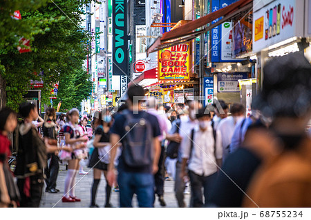日本の東京都市景観　猛暑の中、マスク姿で歩く人たちやメイドさんら…＝8月18日、東京・秋葉原 68755234