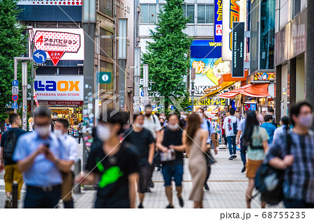 日本の東京都市景観 猛暑の中、マスク姿で歩く人たち。顎マスク、歩きスマホも=8月18日、東京・秋葉原 日本の東京都市景観 猛暑の中、マスク姿で歩く人たち。顎マスク、歩きスマホも=8月18日、東京・秋葉原 68755235