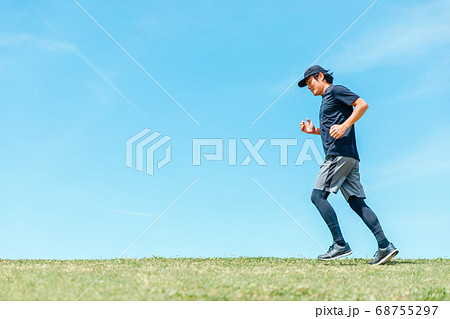 ウォーキングする男性 68755297